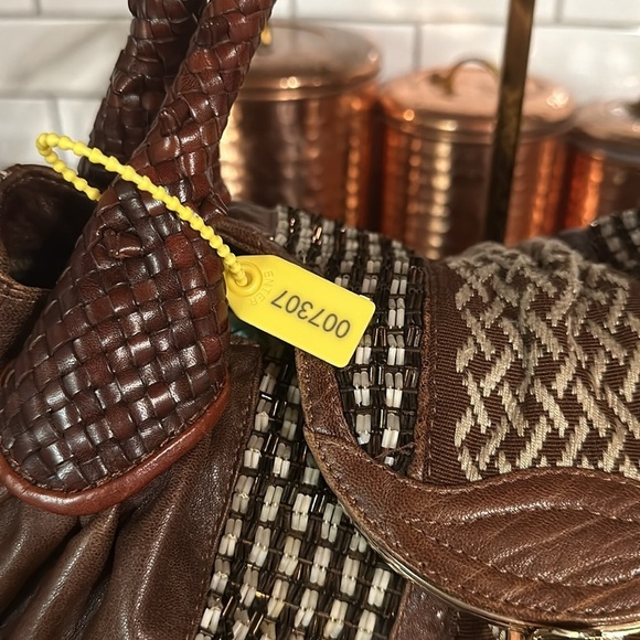 Large beaded fendi spy bag. Euc. Coa included - Picture 6 of 16